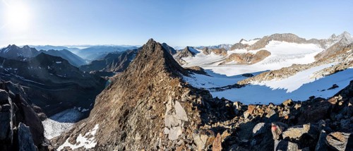 Rocky ridge, ascent to the Wilder Freiger, summit of the Becher with Becherhaus at the back,