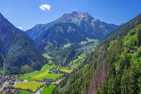 Mountain panorama with view of Finkenberg and the Grinberg peaks 2884m, Mayrhofen, Zillertal,