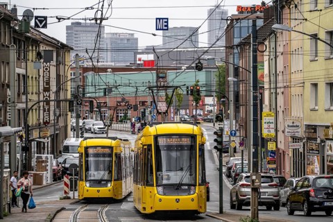 Ruhrbahn tram, on Altendorfer Straße, intersection Helenenstraße, in Essen-Altendorf, rush hour,