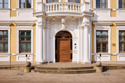 State parliament, historic houses, baroque architectural style, facade, window, entrance area,