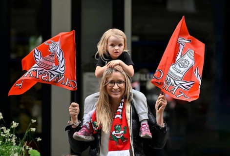 Woman, blonde, with girl, blonde, 4 years, sitting on shoulders, waving flags, flags of VfB