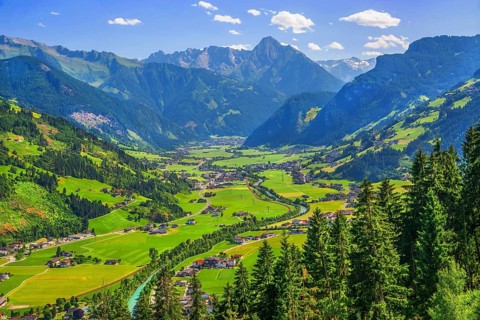 View of the valley with the Ahornspitze 2973m, Zell am Ziller, Zillertal, Zillertal Alps, Tyrol,