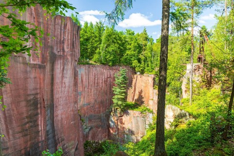 On the porphyry nature trail, Gleisberg quarry with number wall, historic quarries on the
