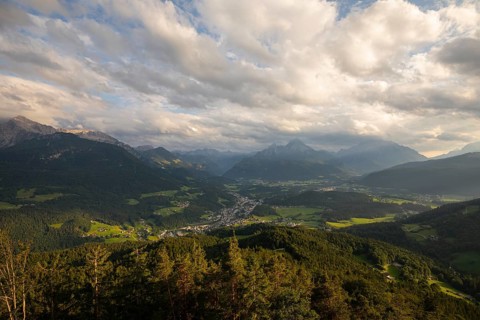 Panoramic view from the Kneifelspitze of Berchtesgaden, Hoher Göll, the Kehlsteinhaus, Watzmann,