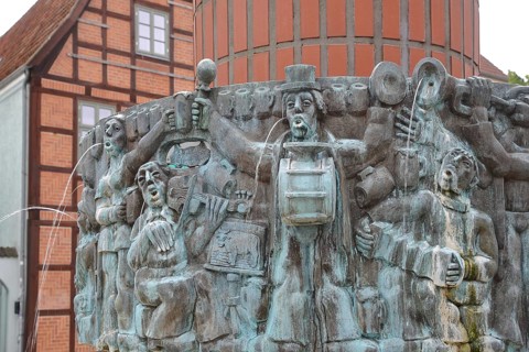 Fountain Mr Pastor sien Kauh Stephan Horota 1979 with bull figure, homage to Low German folk song,