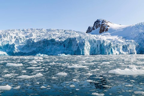 Glacier tongue, ice in front of a break-off edge, mountain peak, sea, Fugelfjorden, Spitsbergen,