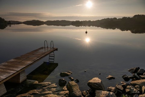 Wooden jetty with ladder, calm water surface, morning atmosphere, Kasnäsintie, Falkö Fjord, Kasnäs,