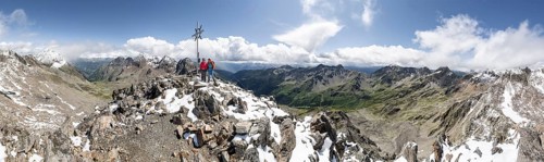 Mountain panorama, two female mountaineers at the summit of the Keeskopf with summit cross, behind
