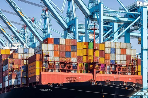 Container ship Tihama from Hapag Lloyd. With a length of 400 metres, the ULCV is one of the largest