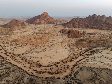 Spitzkoppe (1728 m) - on the left - and Pondok Mountain majestically rise above the surrounding
