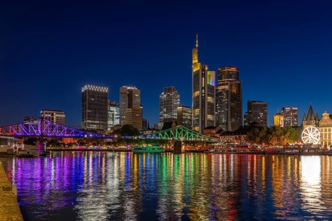 Frankfurt sets an example: The Eiserner Steg will shine in rainbow colours for Christopher Street