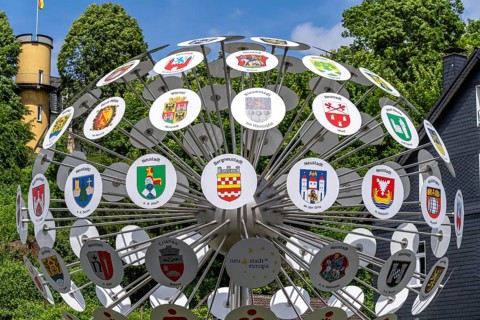 The coat of arms tree of Bergneustadt in the Oberbergischer Kreis, 102 panels show the coats of