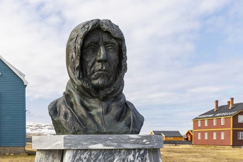 Roald Amundsen between houses, Ny-Alesund, Spitsbergen, Svalbard
