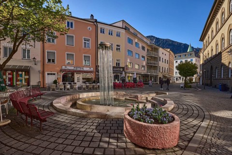 Angererbrunnen, crystal fountain, fountain, pedestrian zone, benches, flower pots, general