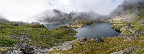 Mountain lakes Wangenitzsee and Kreuzsee, cloudy mountain peaks in the morning, Schober group, Hohe