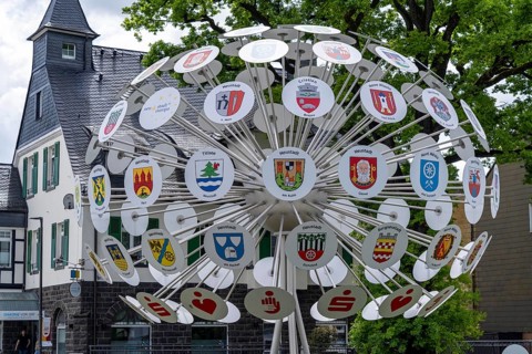The coat of arms tree of Bergneustadt in the Oberbergischer Kreis, 102 panels show the coats of