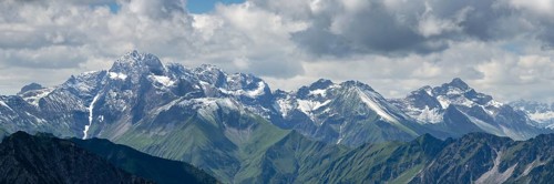 Mountain panorama after snowfall in July from the Zeigersattel on the Nebelhorn, 2224m, to the