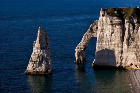 Rock arch Porte d'Aval and rock needle Aiguille, Jambourg beach, Étretat, sea, steep coast, cliffs,