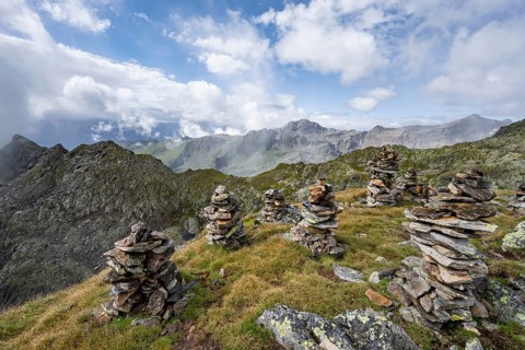 Cairn in mountain landscape, Kreuzseeschartl, cloudy mountain peaks, Schober group, Hohe Tauern