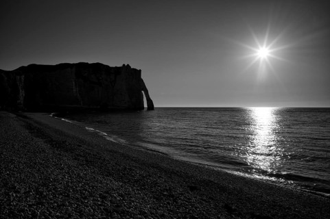 Beach, pebble beach, rock arch Falaise or Porte d'Aval, Étretat, sea, steep coast, cliffs, chalk