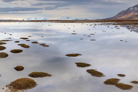 Small islands in the meltwater off Tenoren, mountain range, snow, Aventdalen, Longyearbyen,