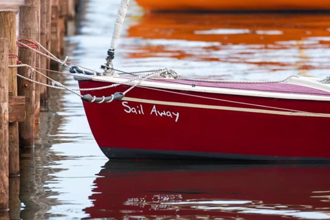 View of the bow of a red sailing boat moored to a jetty, Steinhuder Meer, Mardorf, Neustadt am