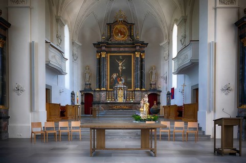 Innenaufnahme, Chorraum, Altar der 2025 renovierten Pfarrkirche St. Stephan, Kirche St. Stefan,