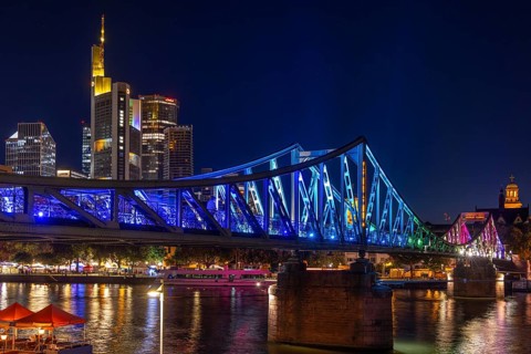 Frankfurt sets an example: The Eiserner Steg will shine in rainbow colours for Christopher Street