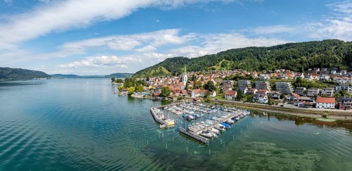 Luftbild, Panorama von der Ortschaft Sipplingen am Bodensee bei sommerlicher Vegetation, gegenüber