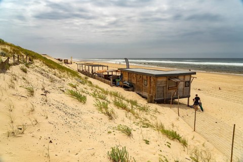 Beach bar on the Plage des Cormorans beach in Mimizan-Plage, Côte d'Argent, France