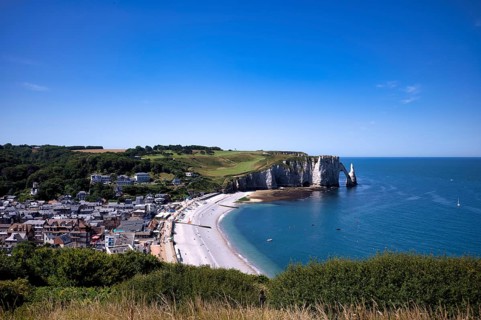 Rock arch Falaise or Porte d'Aval and rock needle Aiguille, beach, Étretat, sea, steep coast,