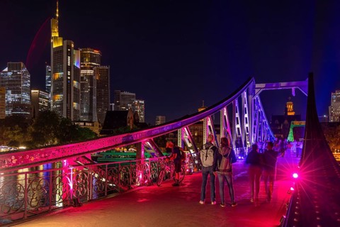Frankfurt sets an example: The Eiserner Steg will shine in rainbow colours for Christopher Street