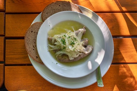 Saure Zipfel or Blaue Zipfel with onion and bread, Franconian dish, Franconia, Bavaria, Germany
