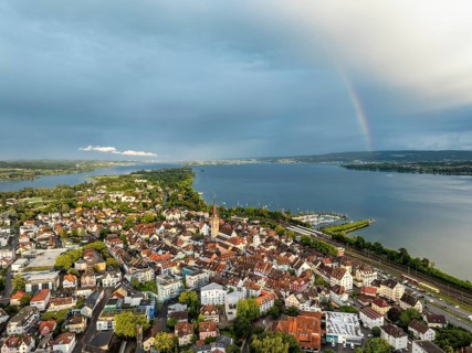 Luftbild von der Stadt Radolfzell am Bodensee mit der historischen Altstadt und dem Radolfzeller