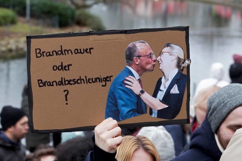 Friedrich Merz kisses Alice Weidel, banner on the topic of the firewall, demonstration against