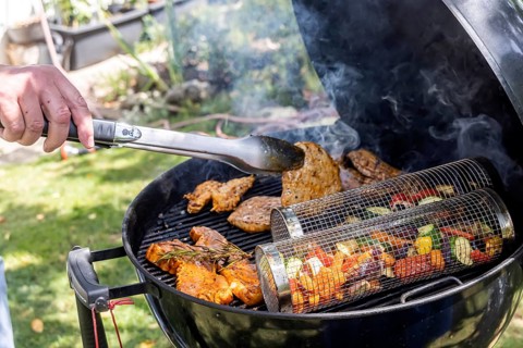 Barbecue in the garden. Meat and vegetables, vegetarian and vegan, are served on the kettle grill.