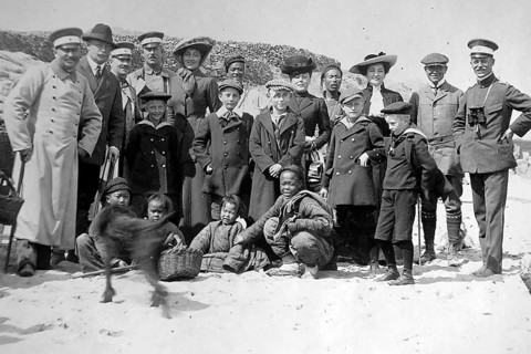 German families posing with Chinese children, China around 1900. Photograph around 1900 from the