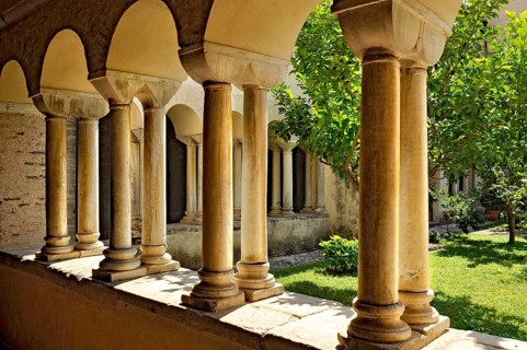 Romanesque columns, double columns in the cloister, Gothic basilica of the Cistercian Abbey of