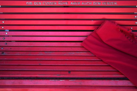Bench, park bench, red, blanket, saying GIB DEN FÜSSEN RUHE, ABER AUCH DEM HERZEN, Sempach, Canton