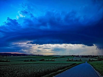 Aufziehendes Gewitter mit imposanter und bedrohlicher Wolkenformation einer Gewitterzelle über