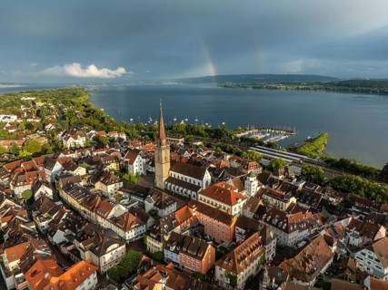 Luftbild von der Stadt Radolfzell am Bodensee mit der historischen Altstadt und dem Radolfzeller