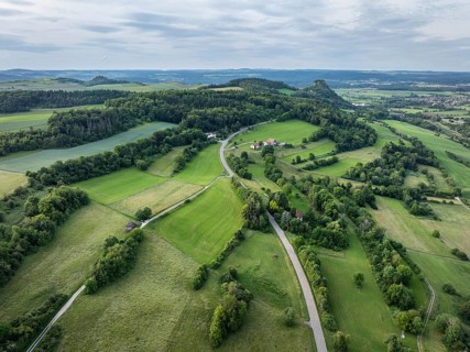 Luftbild von der Vulkanlandschaft Hegau im Frühsommer mit dem Hohenkrähen. links am Horizont der