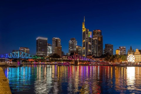 Frankfurt sets an example: The Eiserner Steg will shine in rainbow colours for Christopher Street