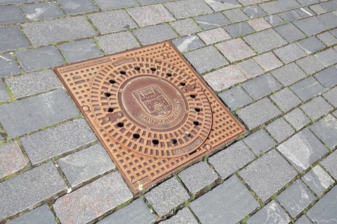 Square manhole cover with town coat of arms and inscription, paving stones, floor, Schmalkalden,