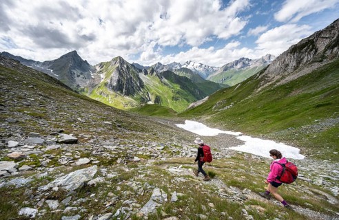 Two mountaineers on a hiking trail, view of mountain peaks of the Venediger group with Rötspitz
