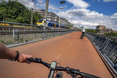 Ride over the Snelbinder Brug bicycle and pedestrian bridge, over the river Waal near Nijmegen, was