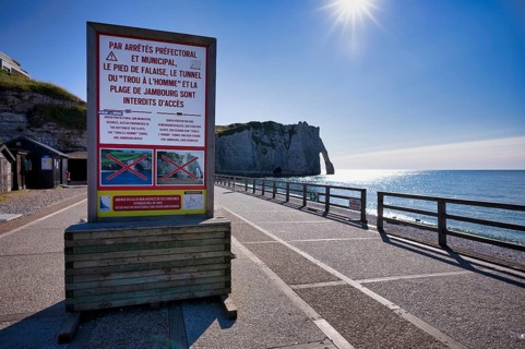 Sign, warning sign, prohibition sign, access prohibited since 2025 to the foot of the rock arch