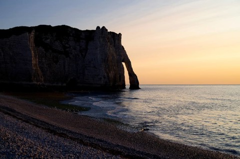 Rock arch Falaise or Porte d'Aval against the light, Étretat, sea, cliffs, chalk cliffs, alabaster