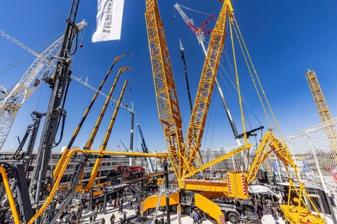LG 1800-1.0 lattice boom crane with a maximum lifting height of 204 metres for wind turbines. BAUMA