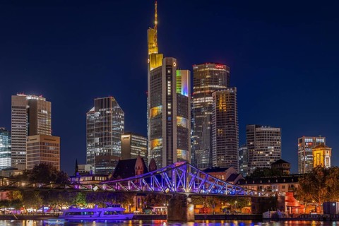Frankfurt sets an example: The Eiserner Steg will shine in rainbow colours for Christopher Street